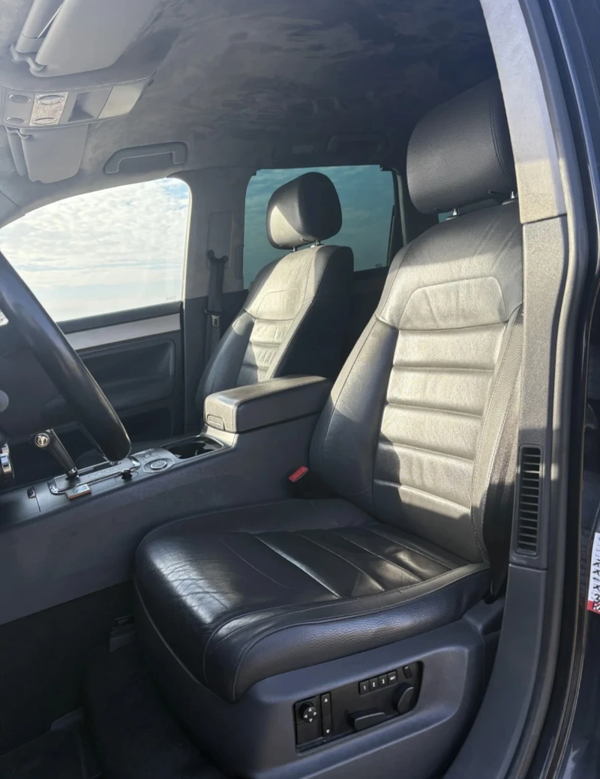 VW Touareg 3.0TDi V6 Auto, снимка 10 - Автомобили и джипове - 54122829