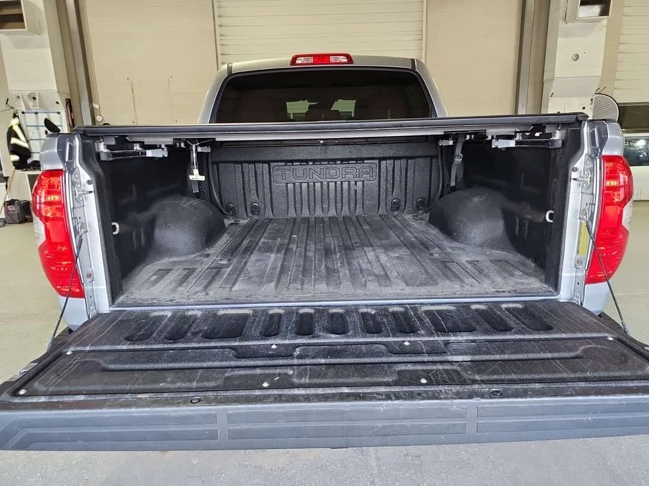 Toyota Tundra PLATINUM CREW CAB SHORT BED| CARFAX| АВТОКРЕДИТ, снимка 4 - Автомобили и джипове - 54598128