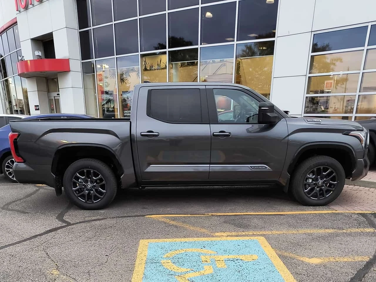 Toyota Tundra * Platinum Hybrid * CARFAX * , снимка 3 - Автомобили и джипове - 56300592