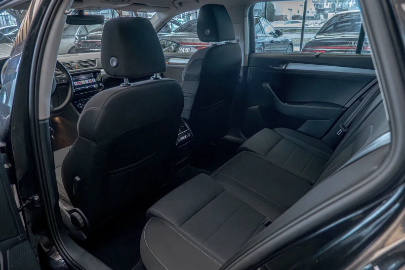 Skoda Superb 2.0TDI/DSG/ParkPilot/4x4/AirCare/Подгрев, снимка 8 - Автомобили и джипове - 53056137