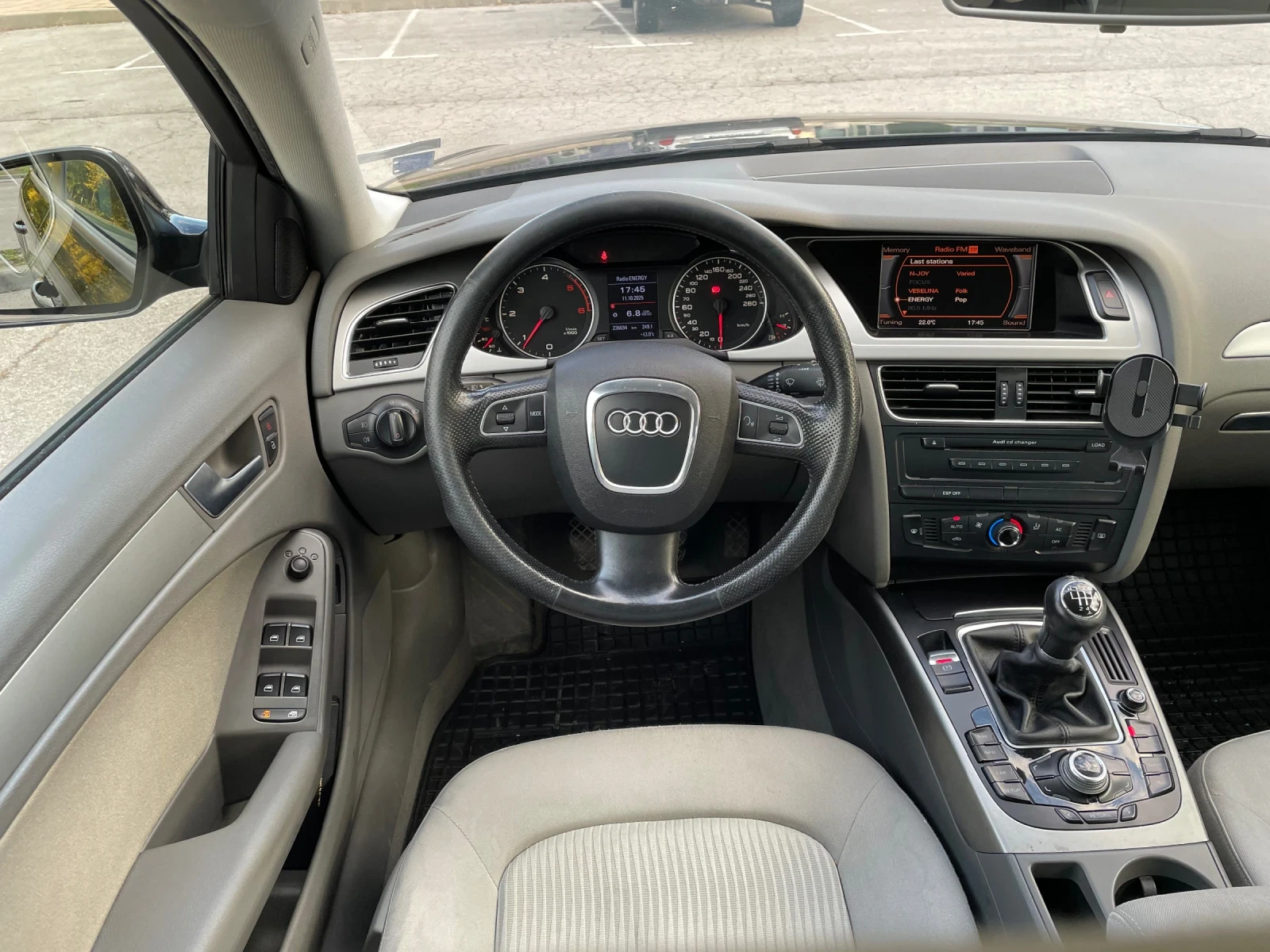 Audi A4 -Гаражна, отлично състояние, с комплект зимни гуми - изображение 10
