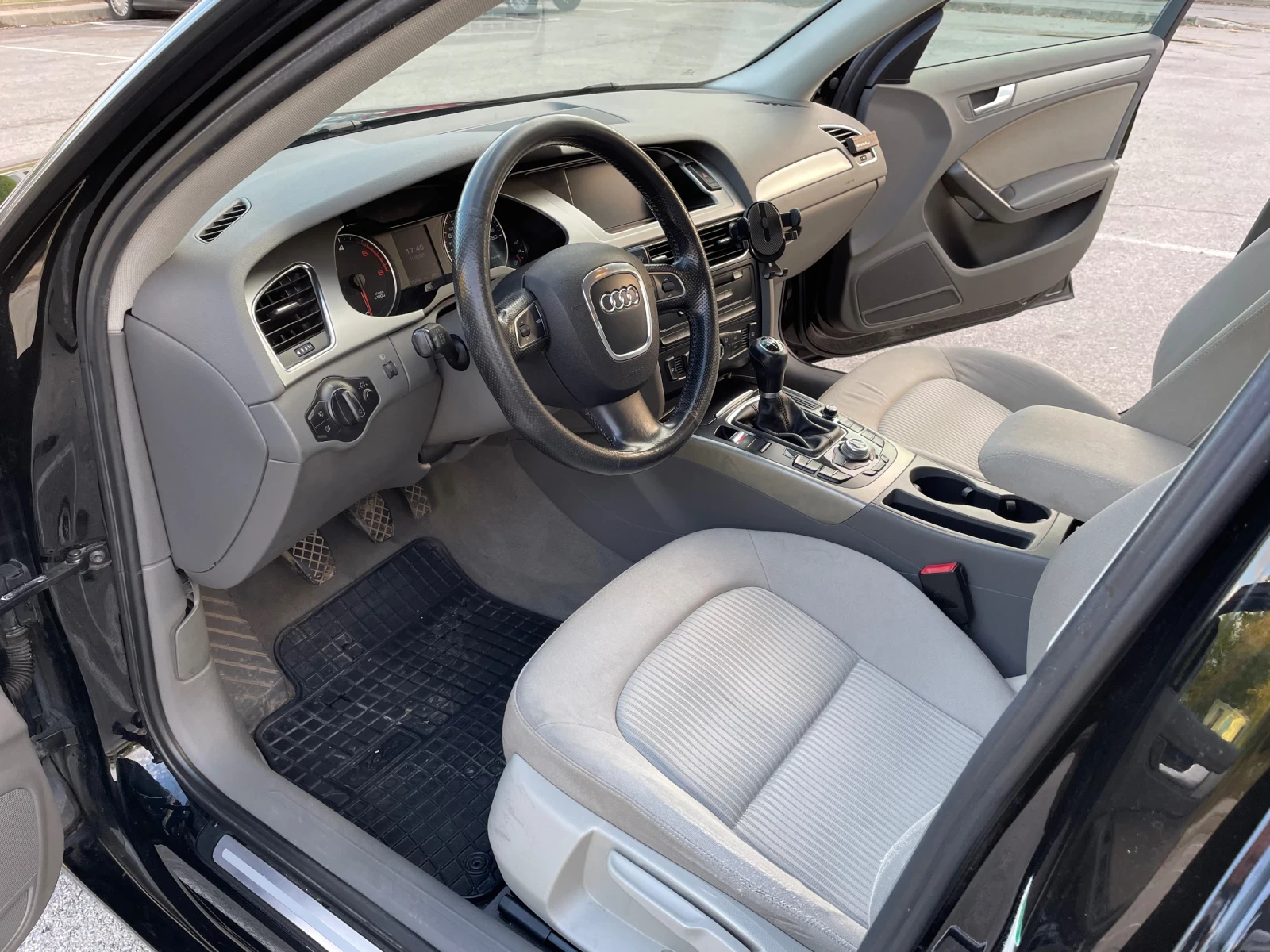 Audi A4 -Гаражна, отлично състояние, с комплект зимни гуми - изображение 7