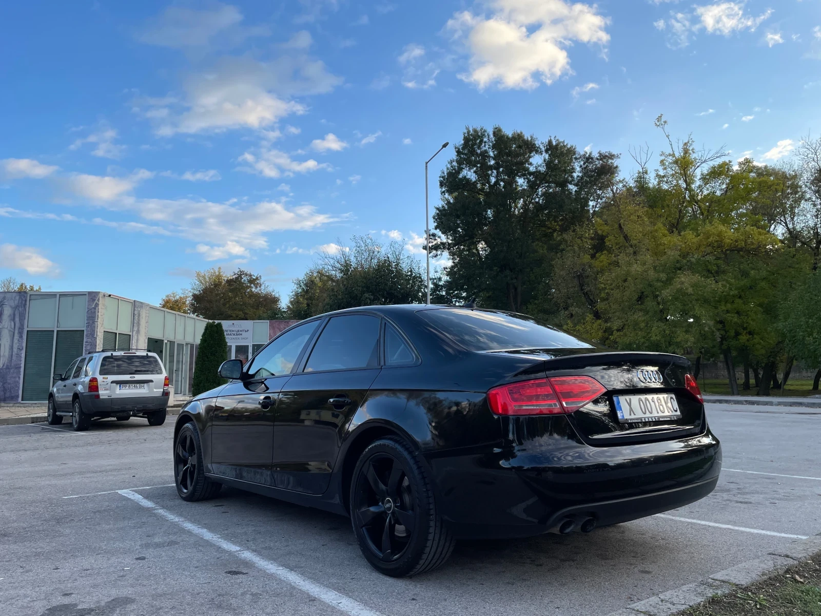Audi A4 -Гаражна, отлично състояние, с комплект зимни гуми - изображение 4