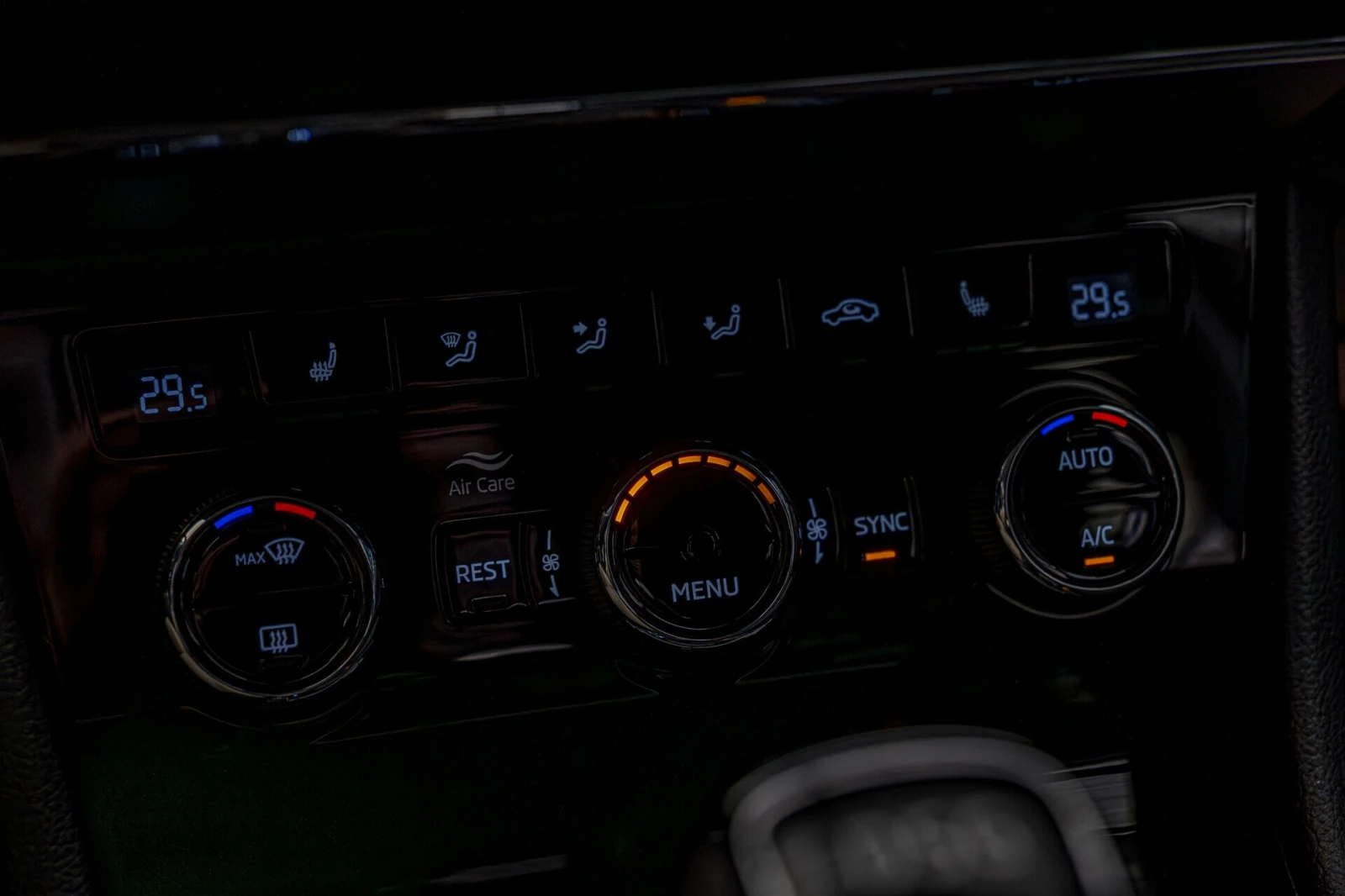 Skoda Superb 2.0TDI/DSG/ParkPilot/4x4/AirCare/Подгрев - изображение 10