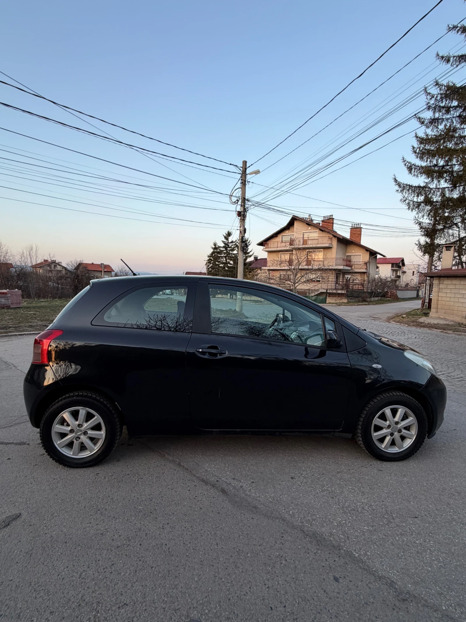 Toyota Yaris 1.3 VVT-I, снимка 4 - Автомобили и джипове - 53857468