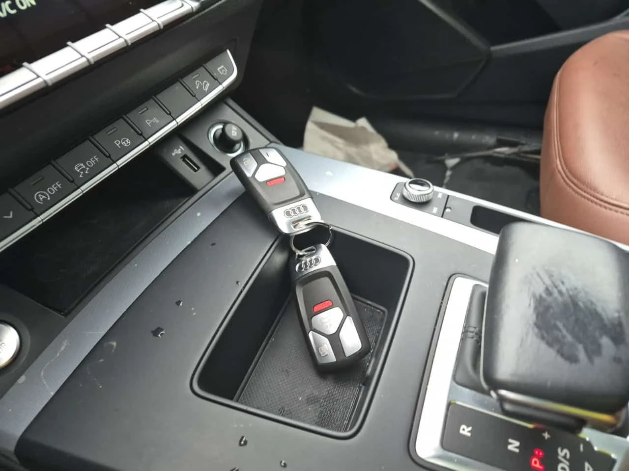 Audi Q5 * PROGRESSIV * ДИСТРОНИК * 2 КЛЮЧА * КАМЕРА * ПОДГ, снимка 8 - Автомобили и джипове - 53728913