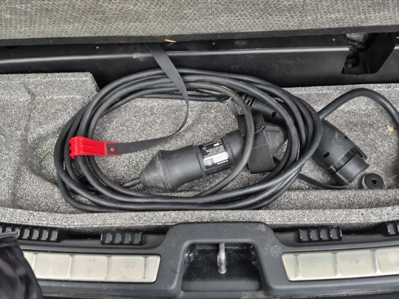 Volvo XC60 R-design* Hybrid* 360View* Line Assist* Подгрев* П, снимка 15 - Автомобили и джипове - 54077651