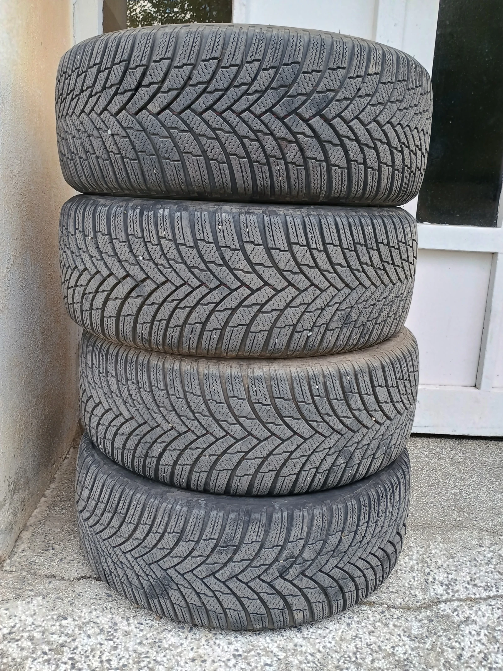 Гуми Зимни 225/50R18, снимка 5 - Гуми и джанти - 55563098
