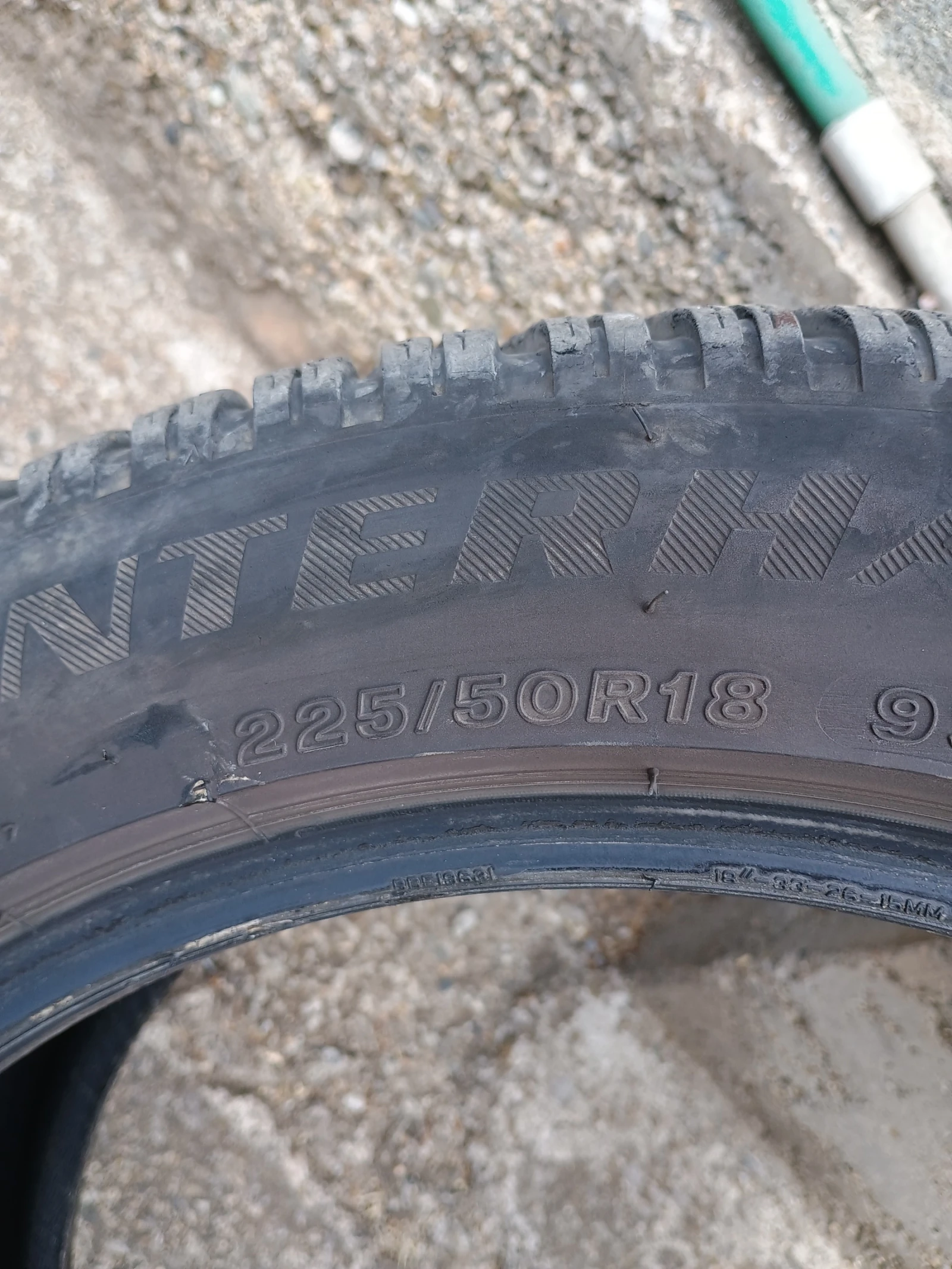 Гуми Зимни 225/50R18, снимка 2 - Гуми и джанти - 55563098