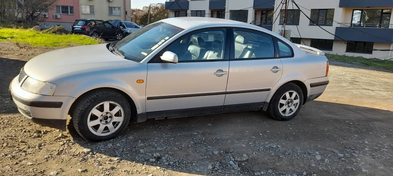 VW Passat, снимка 1 - Автомобили и джипове - 48088728