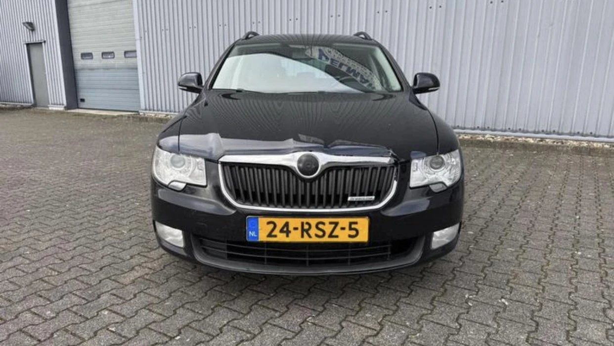 Skoda Superb 1.6 Дизел, снимка 11 - Автомобили и джипове - 54310906
