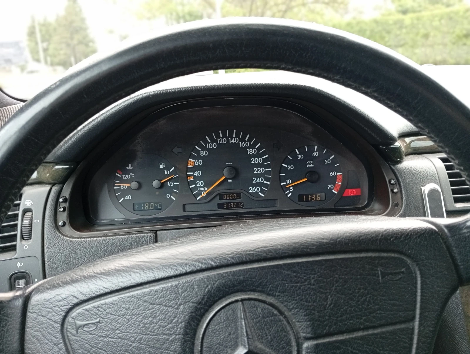 Mercedes-Benz E 200, снимка 13 - Автомобили и джипове - 54682882
