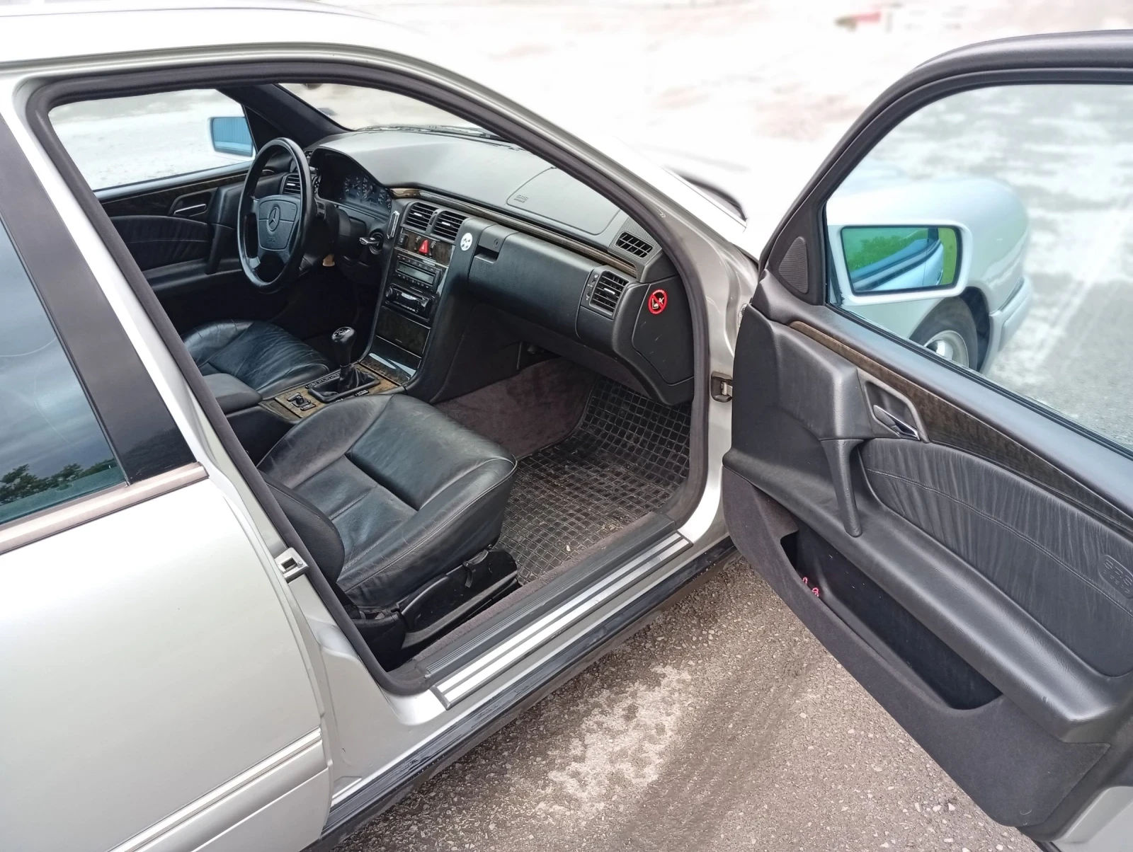 Mercedes-Benz E 200, снимка 10 - Автомобили и джипове - 54682882