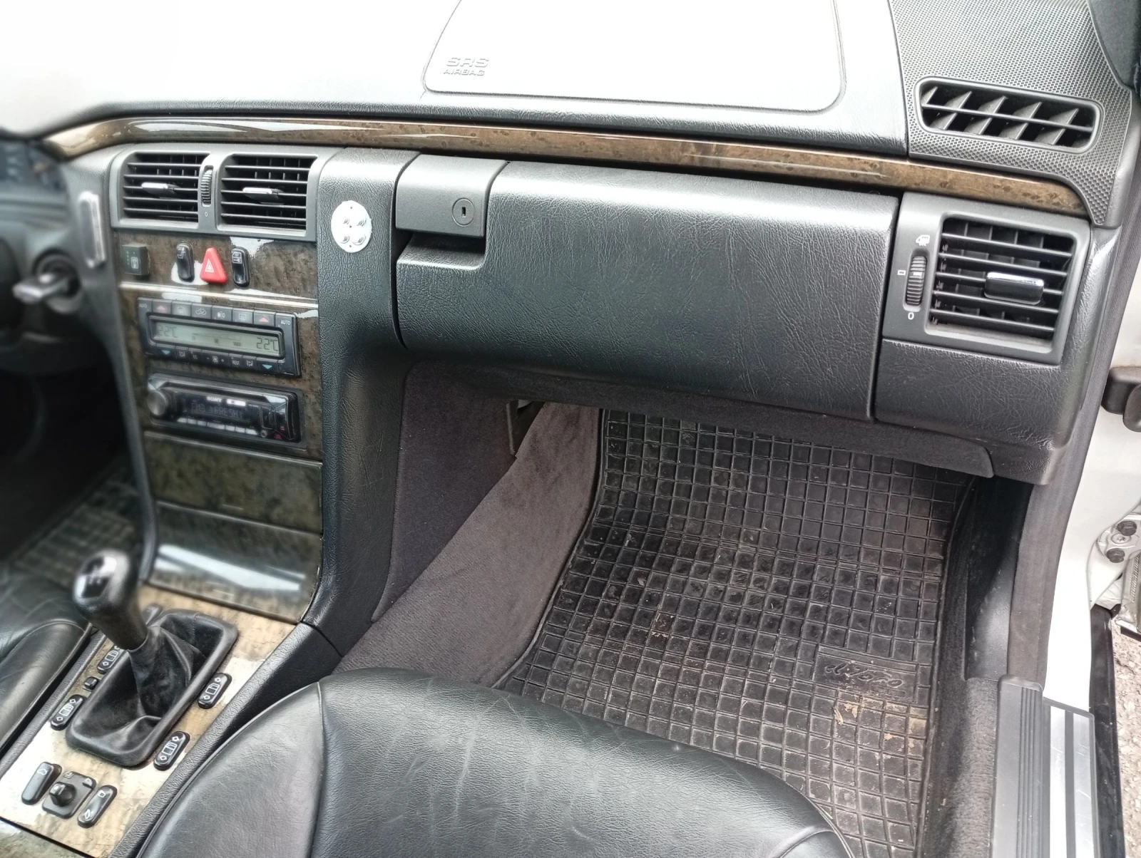 Mercedes-Benz E 200, снимка 14 - Автомобили и джипове - 54682882
