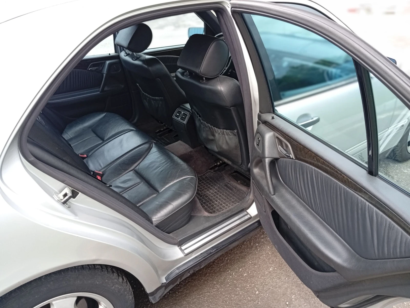 Mercedes-Benz E 200, снимка 9 - Автомобили и джипове - 54682882