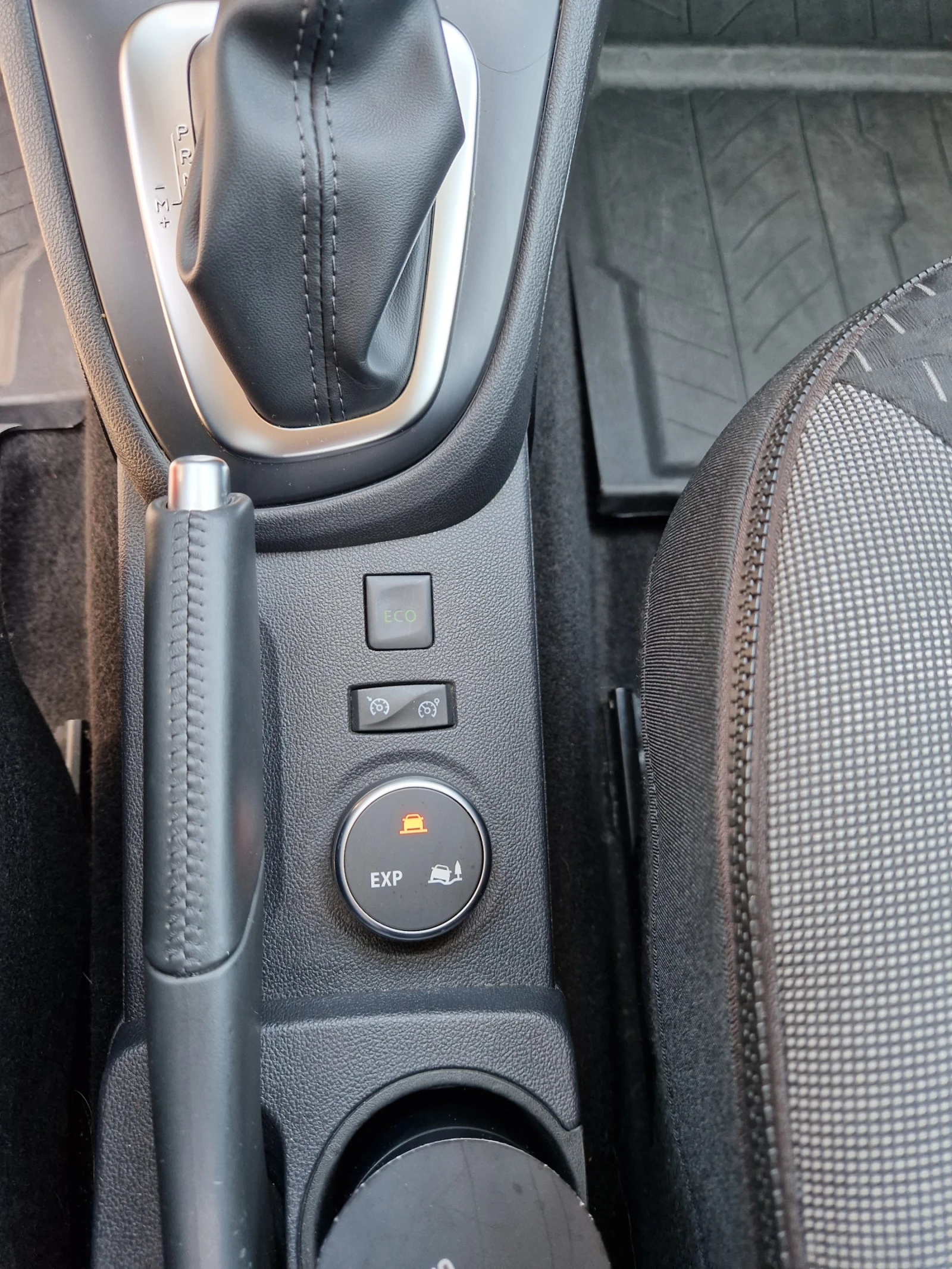Renault Captur, снимка 17 - Автомобили и джипове - 55181210