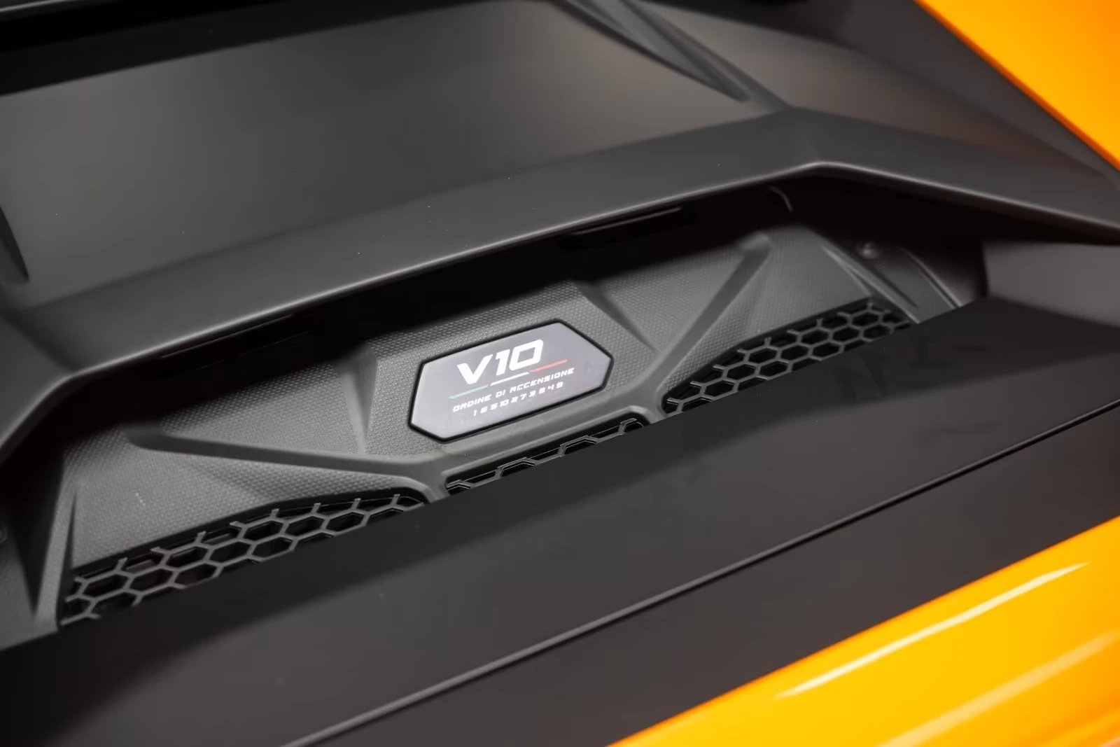Lamborghini Huracan STERRATO / CERAMIC / SENSONUM / CARBON / CAMERA / , снимка 8 - Автомобили и джипове - 55443786