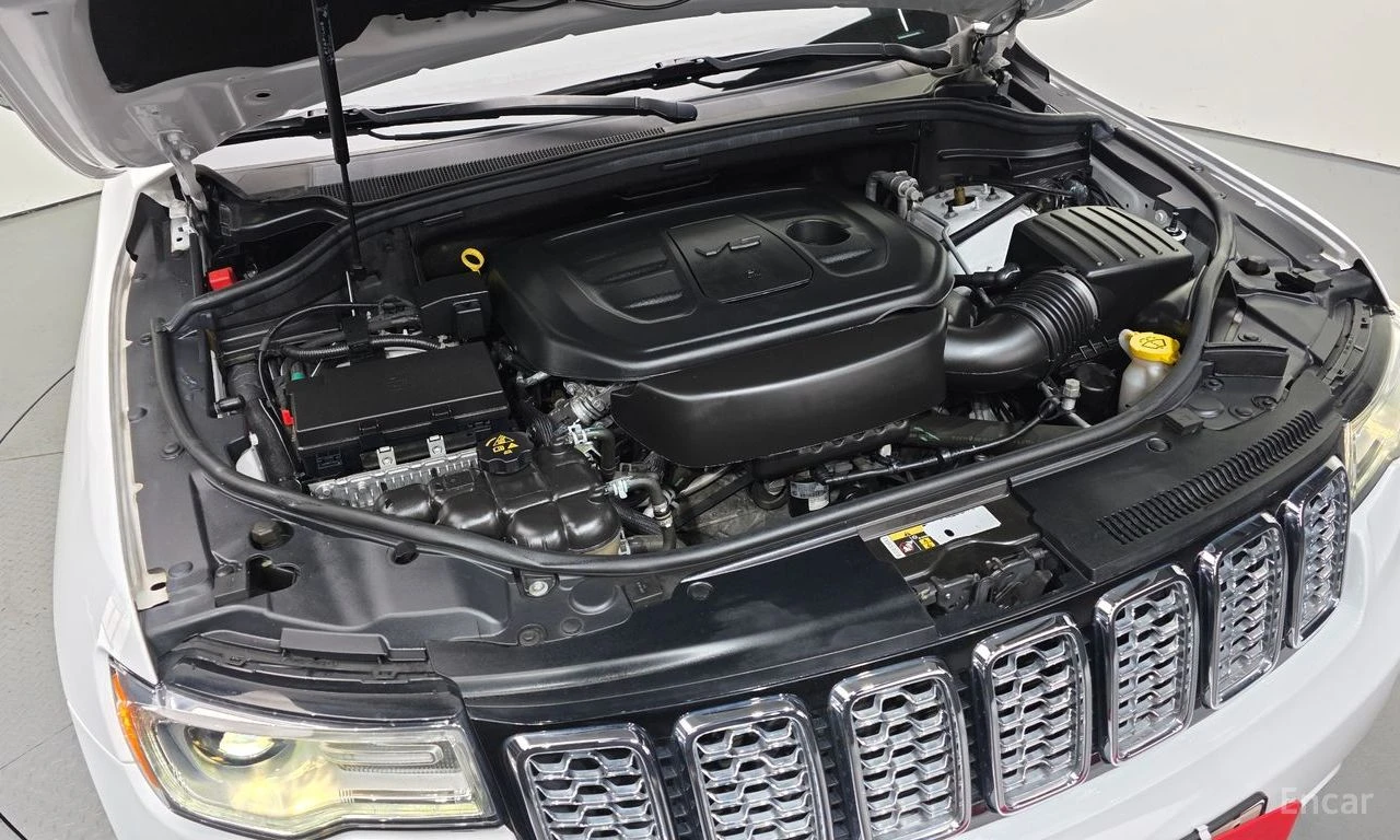Jeep Grand cherokee 3.6* V6* 8ZF* OVERLAND* ДИСТРОНИК* ОБДУХВАНЕ* КАМЕ, снимка 17 - Автомобили и джипове - 54628750