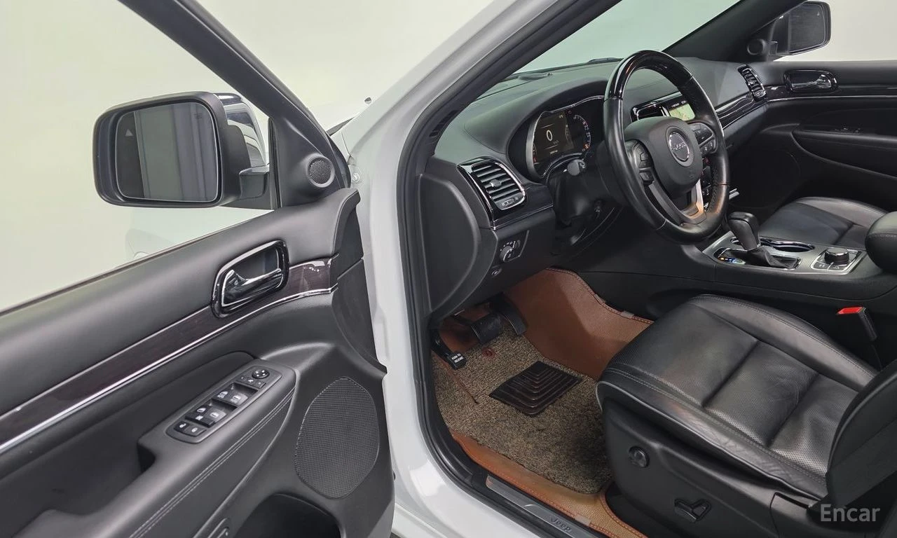 Jeep Grand cherokee 3.6* V6* 8ZF* OVERLAND* ДИСТРОНИК* ОБДУХВАНЕ* КАМЕ, снимка 5 - Автомобили и джипове - 54628750