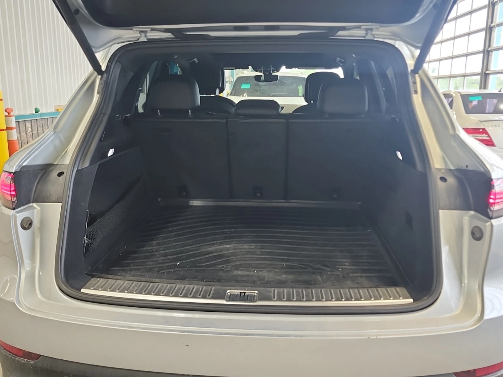 Porsche Cayenne Base/CARFAX/ПОДГРЕВ/ОБДУХ/ПАНОРАМА, снимка 16 - Автомобили и джипове - 55906351