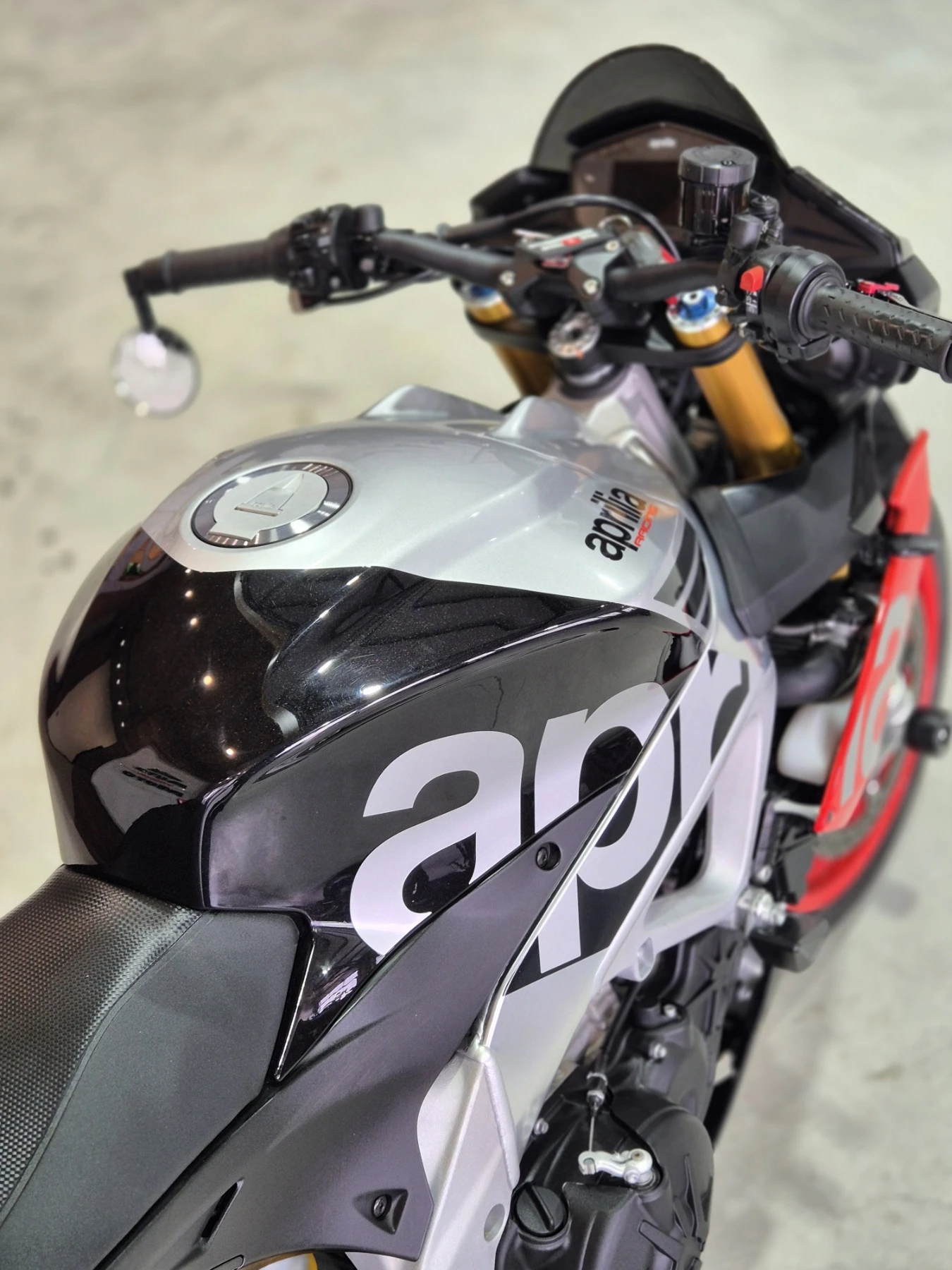 Aprilia Tuono V4 1100 FACTORY СЕРВИЗНА ИСТ. Нов внос ШВЕЙЦАРИЯ!!, снимка 14 - Мотоциклети и мототехника - 54127207