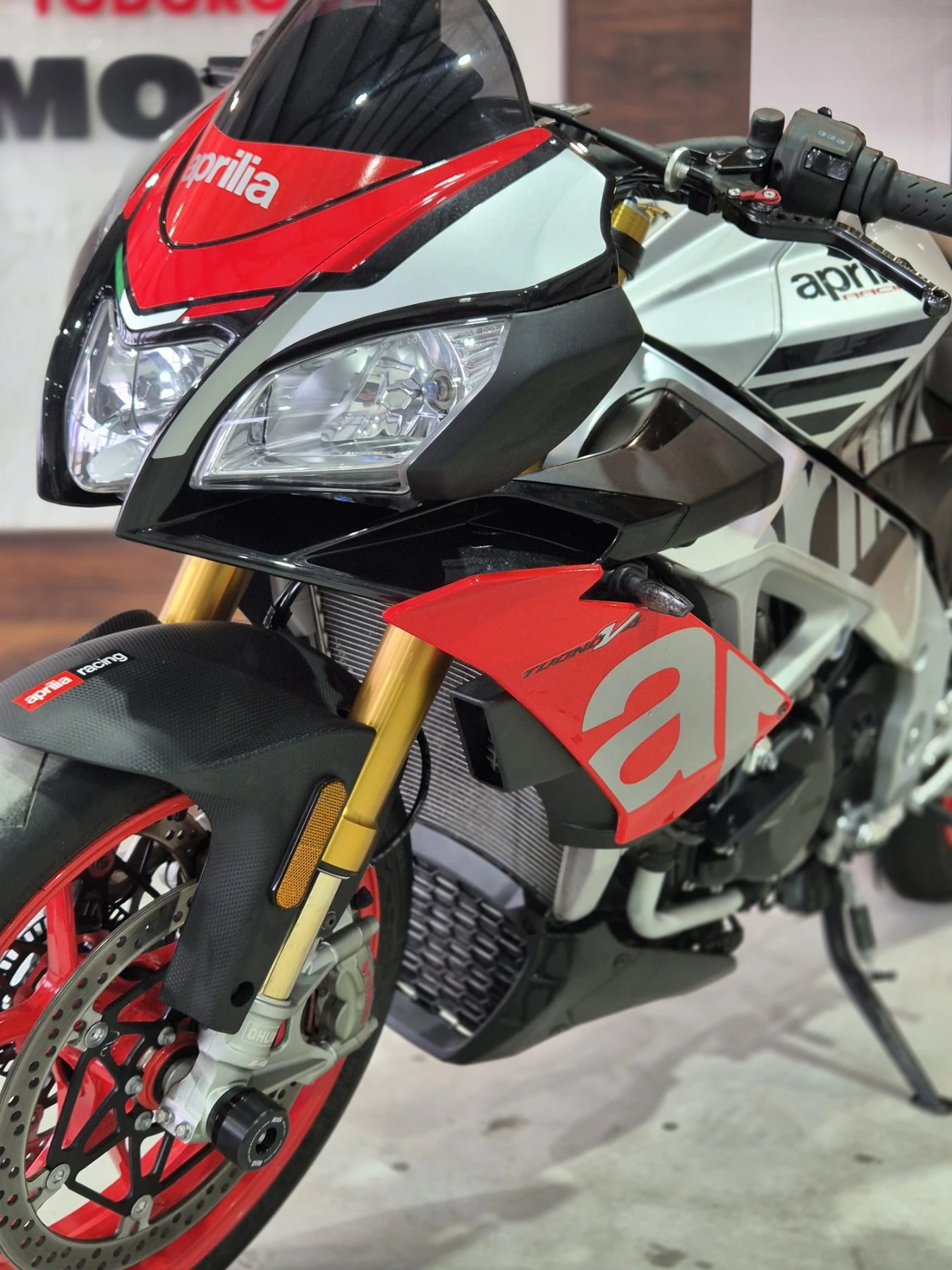 Aprilia Tuono V4 1100 FACTORY СЕРВИЗНА ИСТ. Нов внос ШВЕЙЦАРИЯ!!, снимка 10 - Мотоциклети и мототехника - 54127207