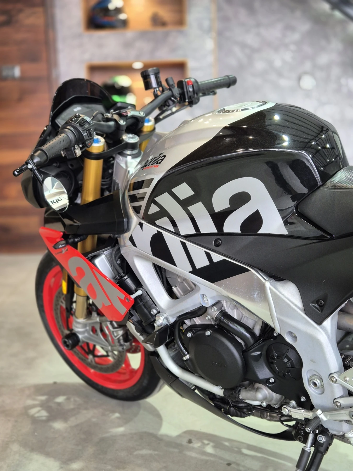 Aprilia Tuono V4 1100 FACTORY СЕРВИЗНА ИСТ. Нов внос ШВЕЙЦАРИЯ!!, снимка 9 - Мотоциклети и мототехника - 54127207