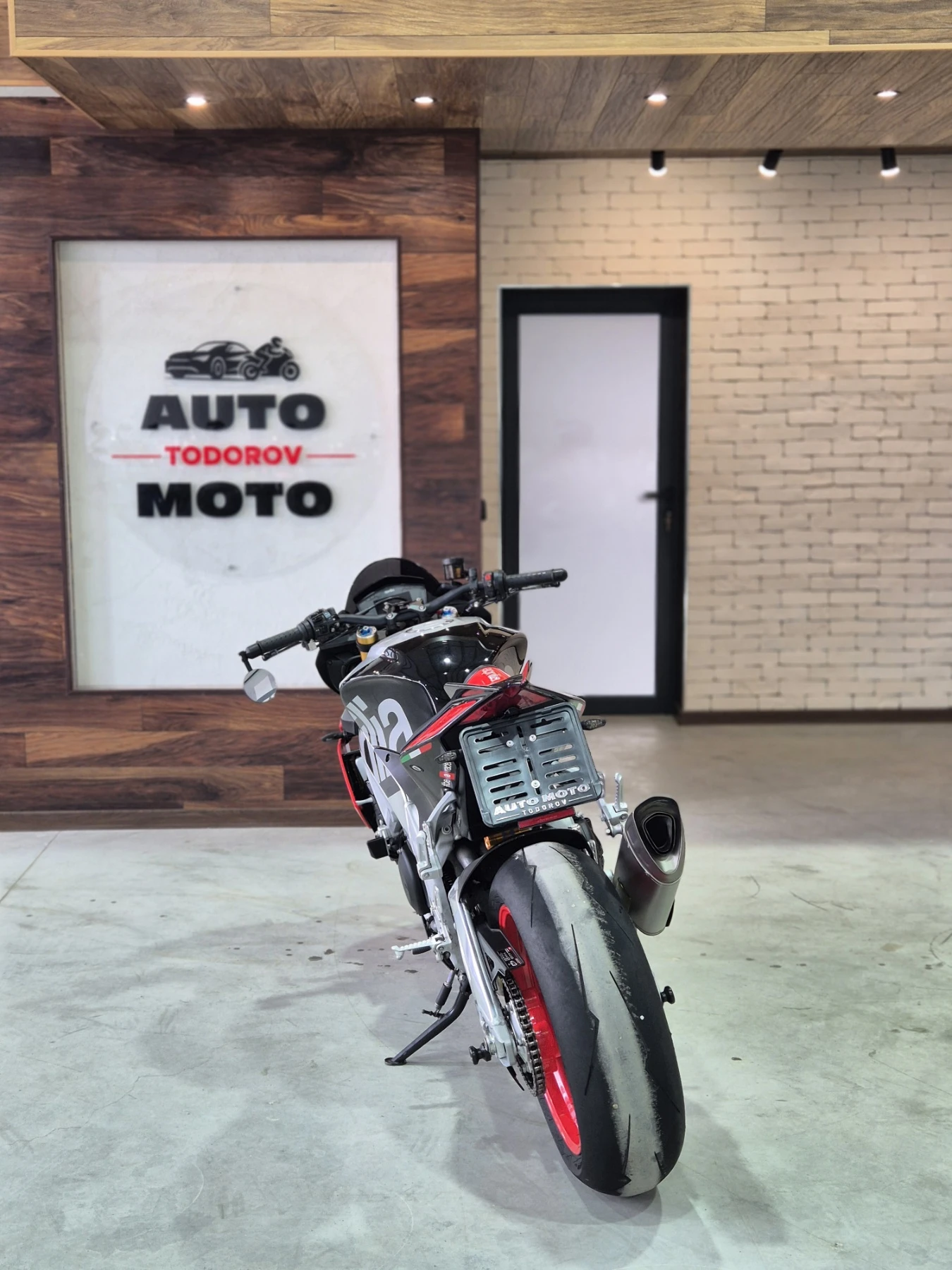 Aprilia Tuono V4 1100 FACTORY СЕРВИЗНА ИСТ. Нов внос ШВЕЙЦАРИЯ!!, снимка 6 - Мотоциклети и мототехника - 54127207