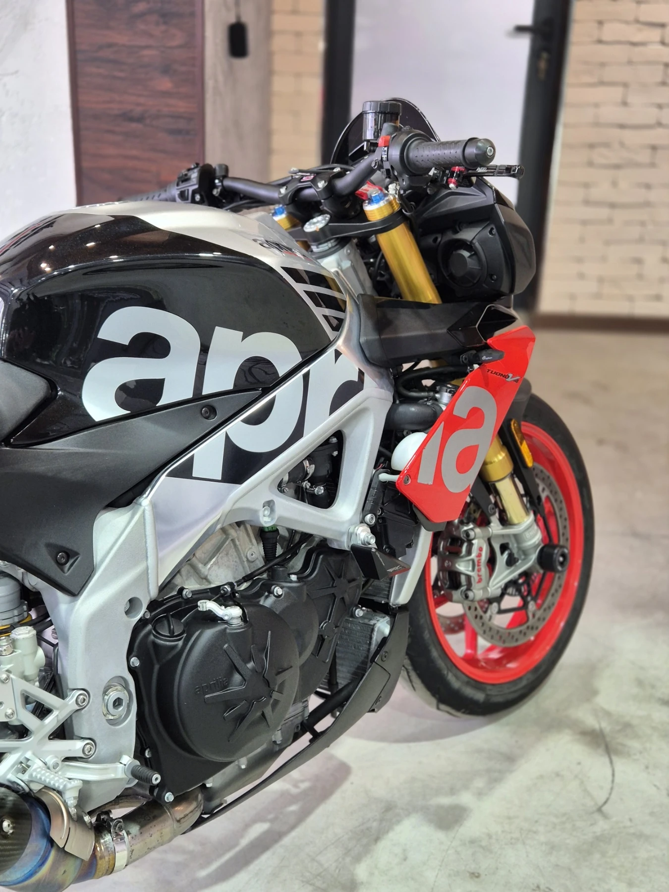 Aprilia Tuono V4 1100 FACTORY СЕРВИЗНА ИСТ. Нов внос ШВЕЙЦАРИЯ!!, снимка 8 - Мотоциклети и мототехника - 54127207