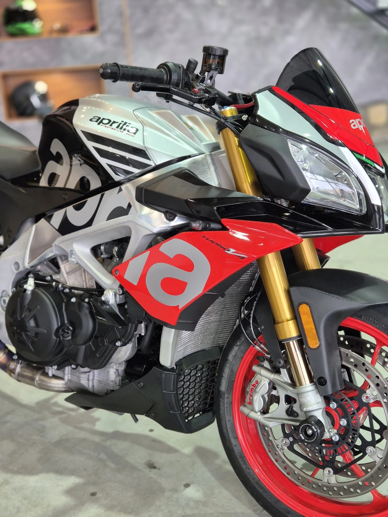 Aprilia Tuono V4 1100 FACTORY СЕРВИЗНА ИСТ. Нов внос ШВЕЙЦАРИЯ!!, снимка 11 - Мотоциклети и мототехника - 54127207