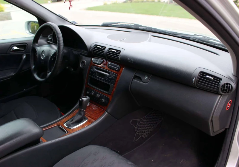 Mercedes-Benz C 180 Автоматик/газ/обслужен/ГО/ГТП/винетка, снимка 11 - Автомобили и джипове - 51241703