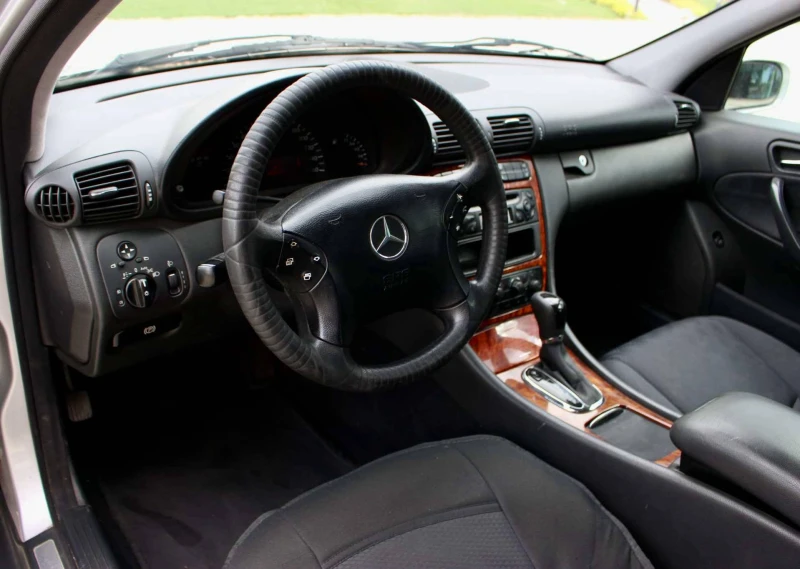 Mercedes-Benz C 180 Автоматик/газ/обслужен/ГО/ГТП/винетка, снимка 7 - Автомобили и джипове - 51241703