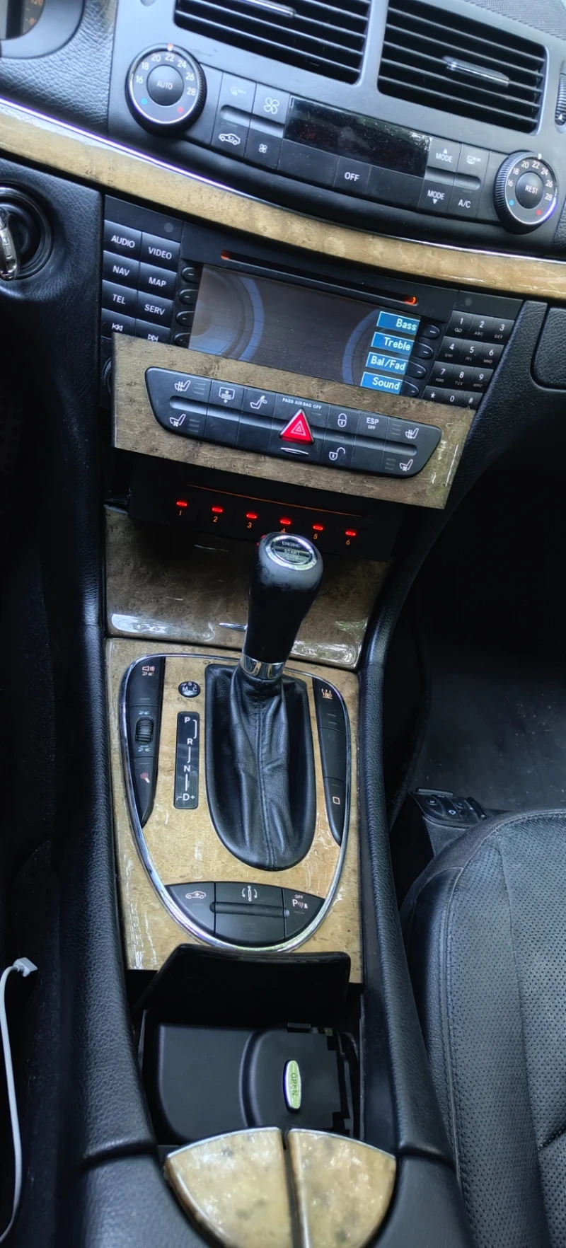 Mercedes-Benz E 320, снимка 10 - Автомобили и джипове - 52379382