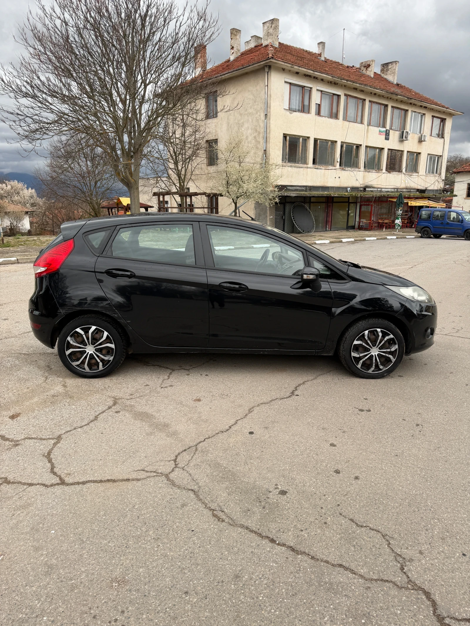 Ford Fiesta 1.4 фабрична газ, снимка 2 - Автомобили и джипове - 54060488