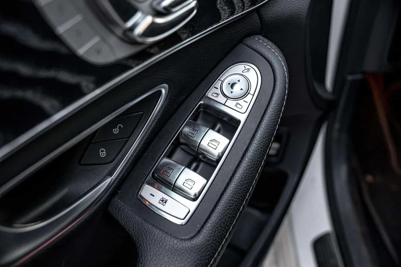 Mercedes-Benz C 300 AMG Pack CARFAX, снимка 7 - Автомобили и джипове - 54138044