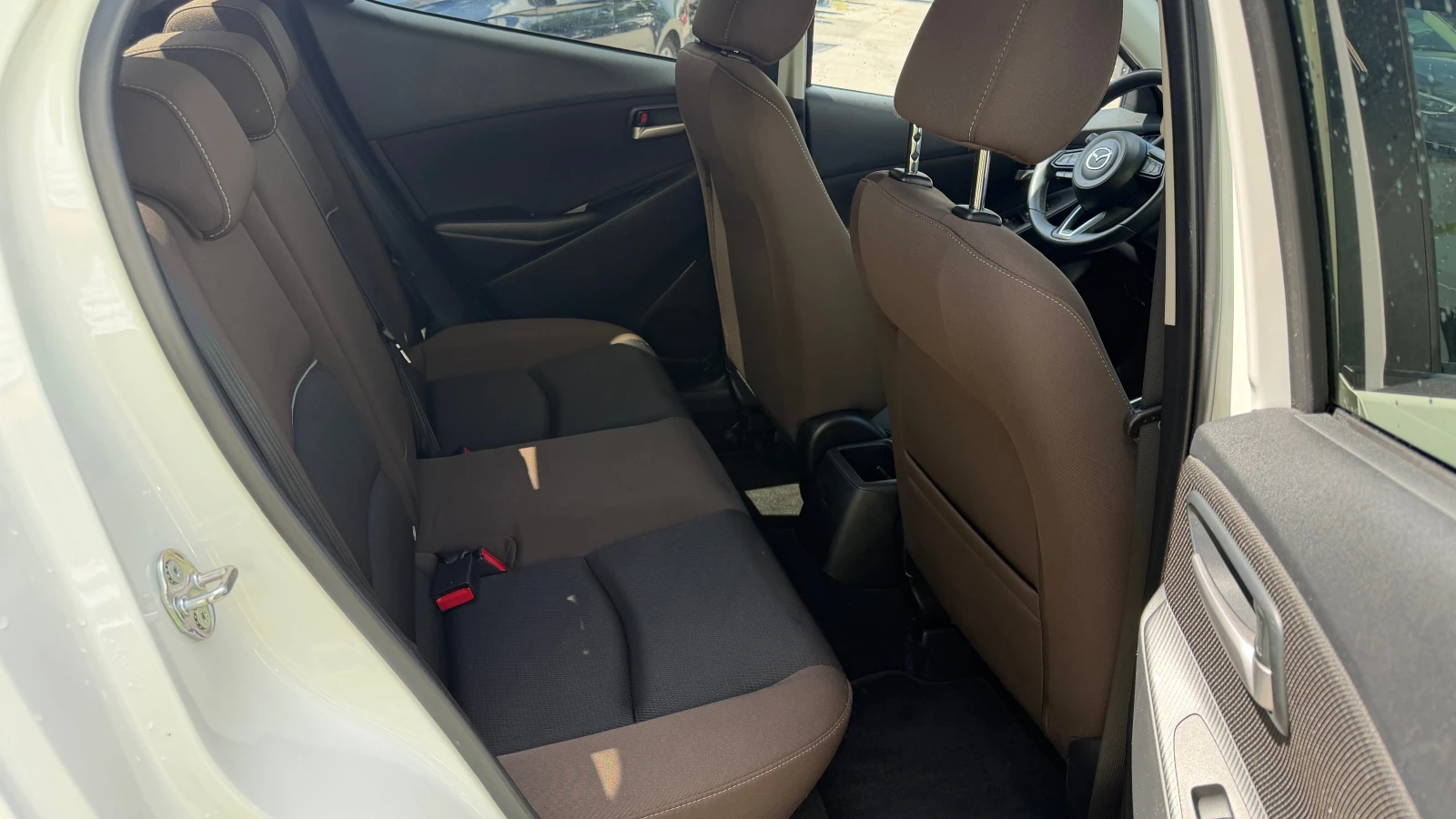 Mazda 2 1.5 SkyActiv Exclusive Line, снимка 10 - Автомобили и джипове - 54971945
