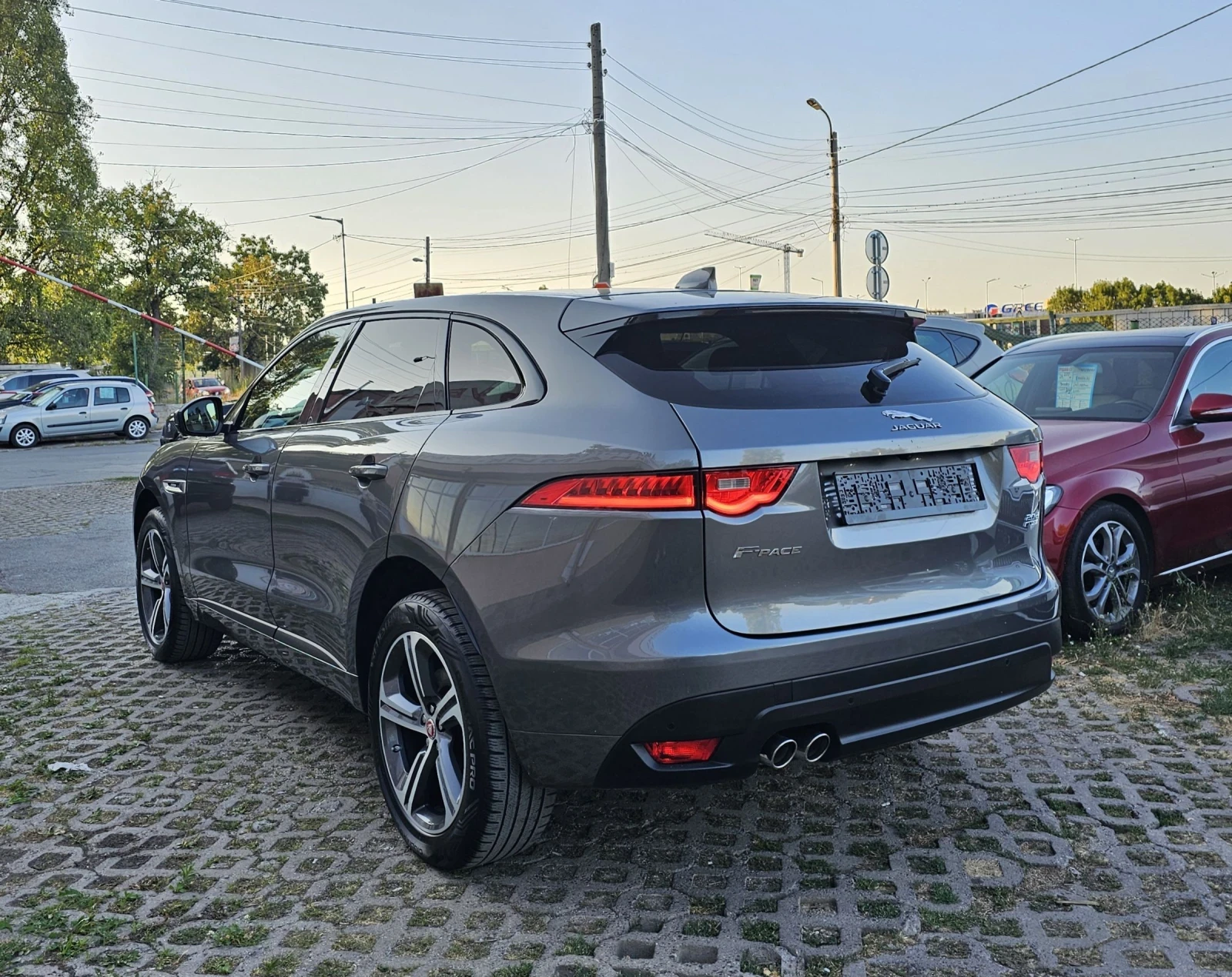 Jaguar F-PACE 2.0d AWD R-Sport Дистроник 360 Камера KeylessGo - изображение 4