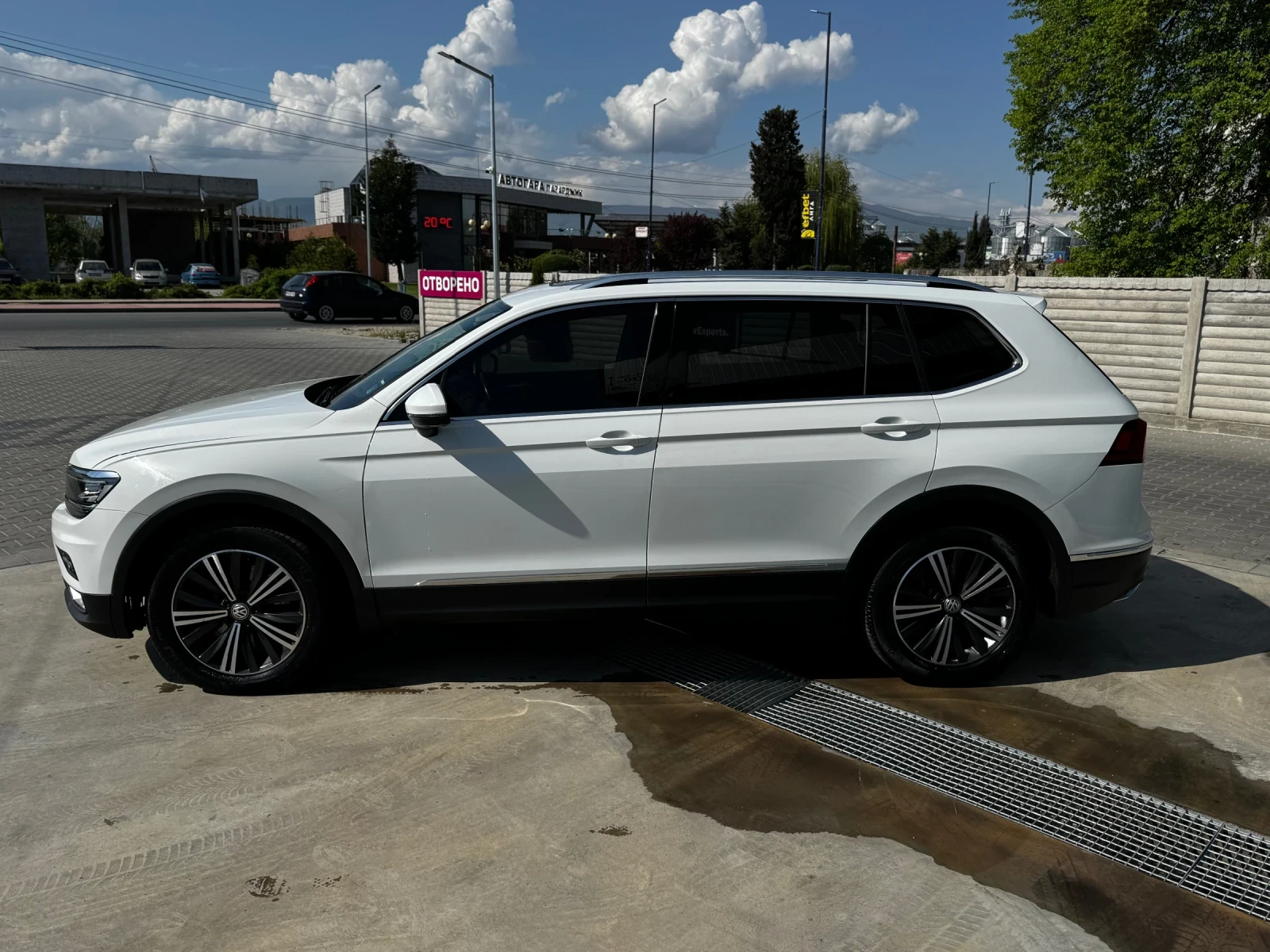 VW Tiguan 2.0 TSI 190 HP Бензин 4х4 - изображение 4