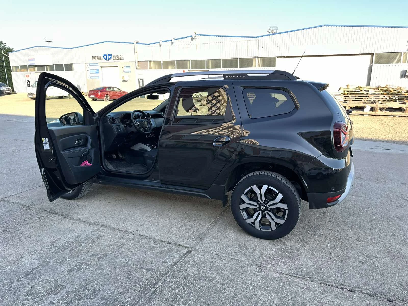 Dacia Duster, снимка 6 - Автомобили и джипове - 54438224