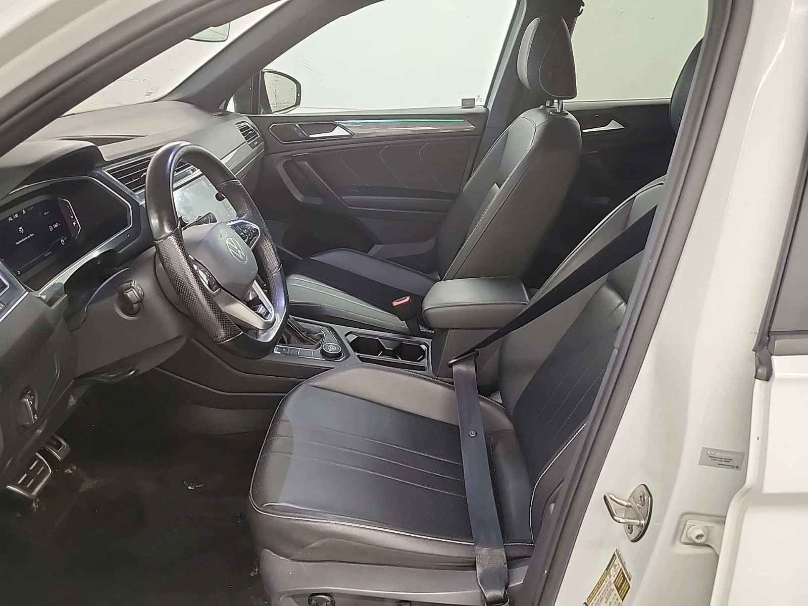 VW Tiguan COMFORTLINE R-LINE BLACK EDITION / Автокредит, снимка 5 - Автомобили и джипове - 55993444