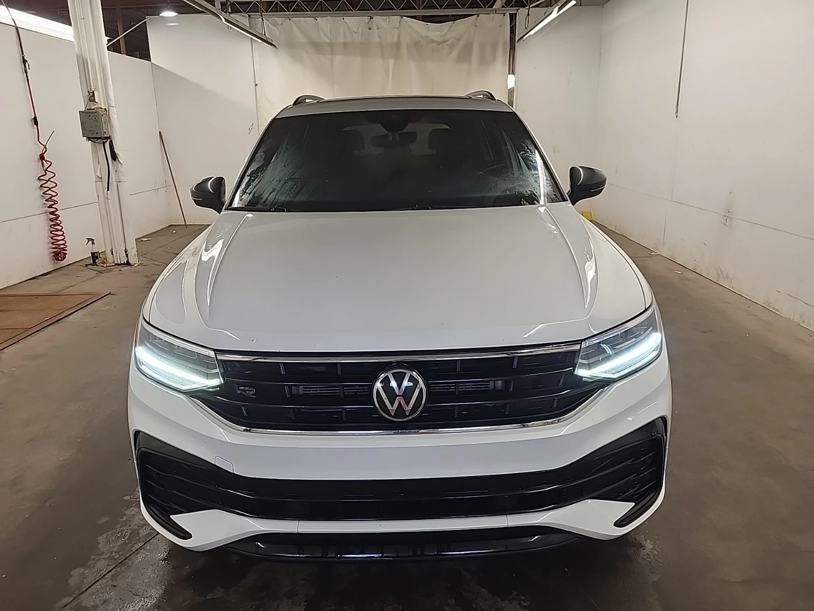 VW Tiguan COMFORTLINE R-LINE BLACK EDITION / Автокредит, снимка 17 - Автомобили и джипове - 55993444