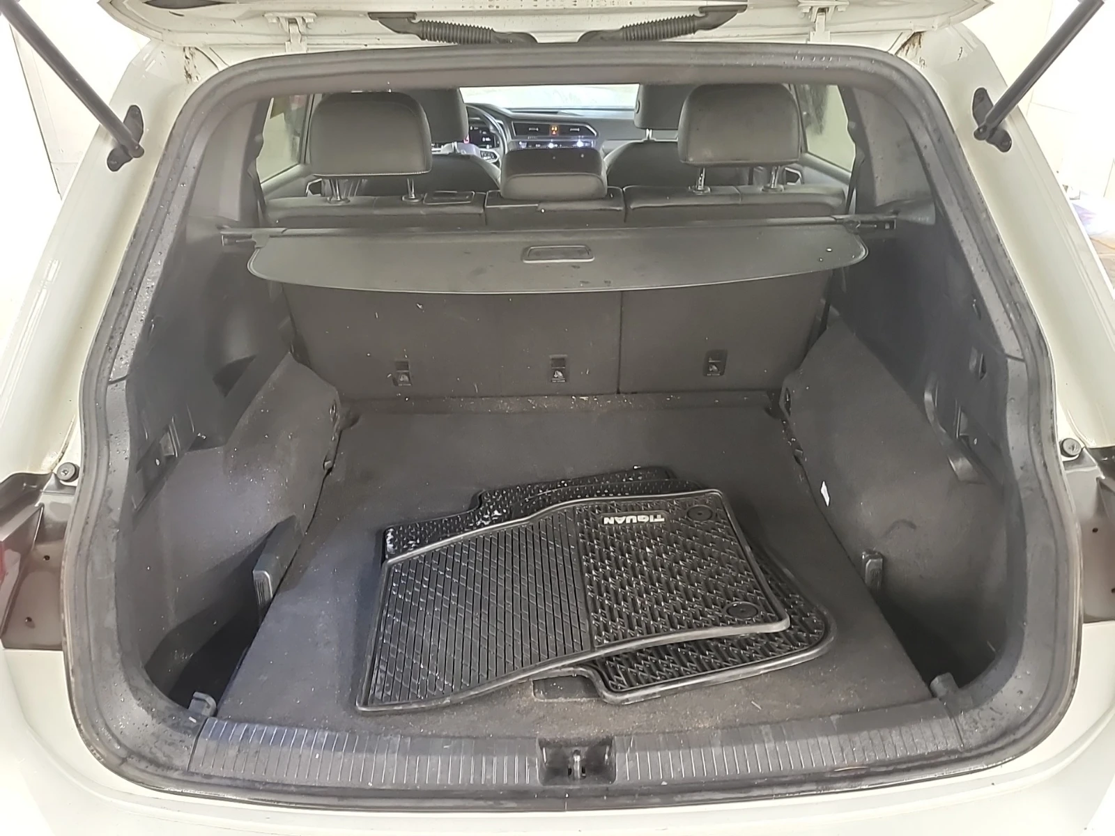 VW Tiguan COMFORTLINE R-LINE BLACK EDITION / Автокредит, снимка 13 - Автомобили и джипове - 55993444