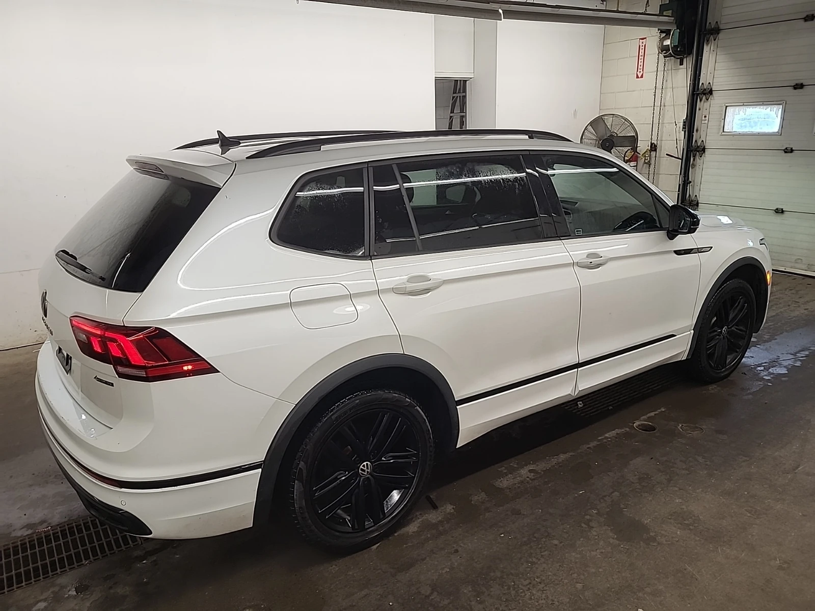 VW Tiguan COMFORTLINE R-LINE BLACK EDITION / Автокредит, снимка 3 - Автомобили и джипове - 55993444