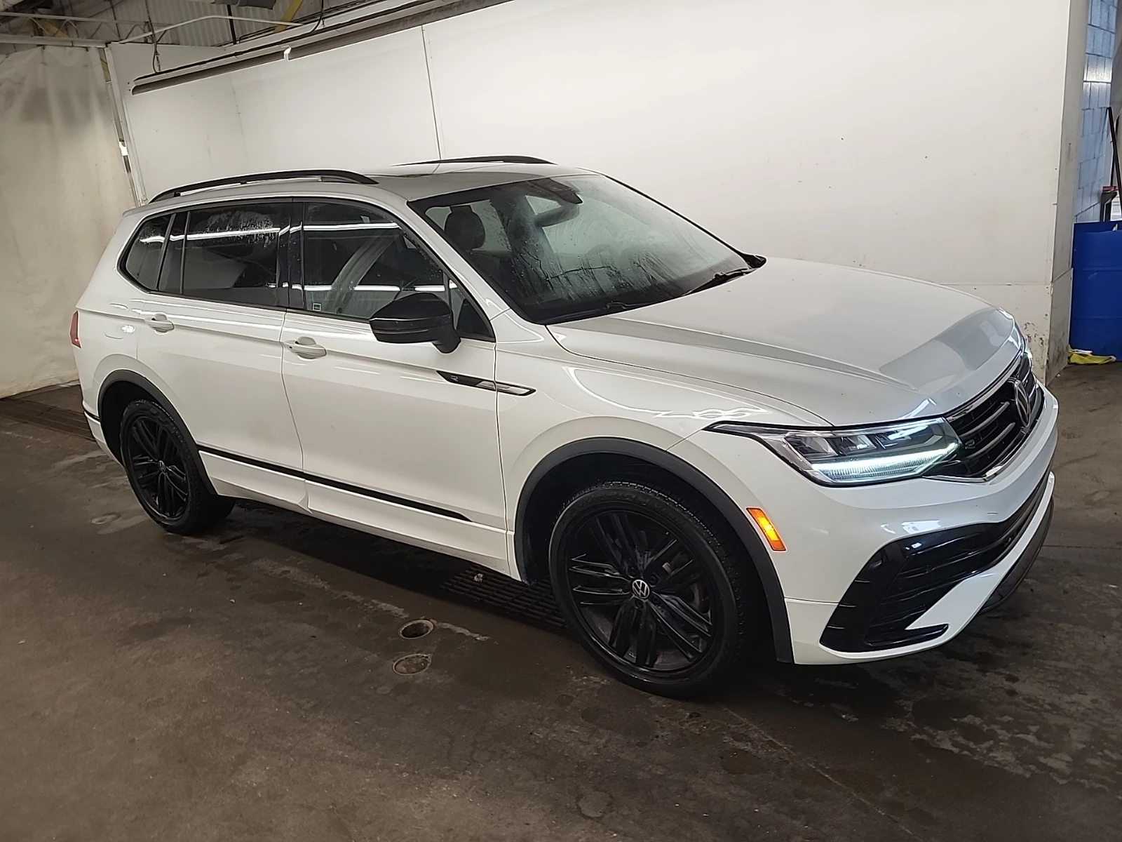 VW Tiguan COMFORTLINE R-LINE BLACK EDITION / Автокредит, снимка 2 - Автомобили и джипове - 55993444