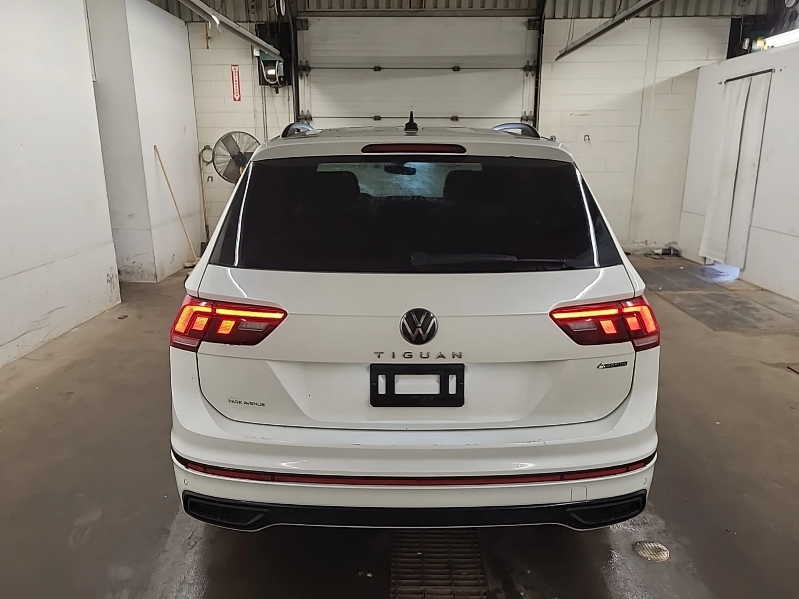 VW Tiguan COMFORTLINE R-LINE BLACK EDITION / Автокредит, снимка 16 - Автомобили и джипове - 55993444