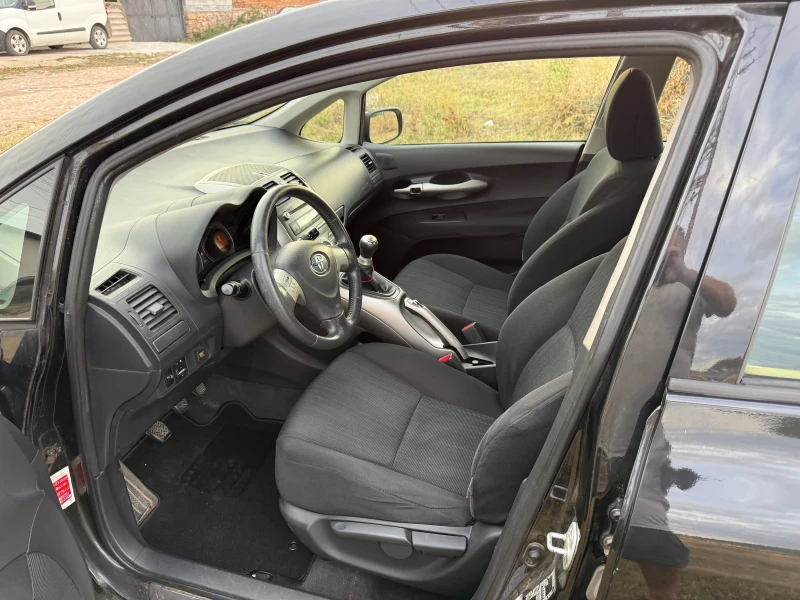 Toyota Auris, снимка 16 - Автомобили и джипове - 52371932