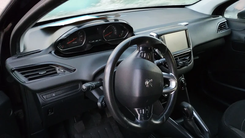 Peugeot 208 1.2 й, снимка 5 - Автомобили и джипове - 52804737