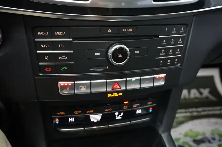Mercedes-Benz E 400 AMG Line * 4matic * Фиксирана цена до БГ * CARFAX, снимка 9 - Автомобили и джипове - 54448791