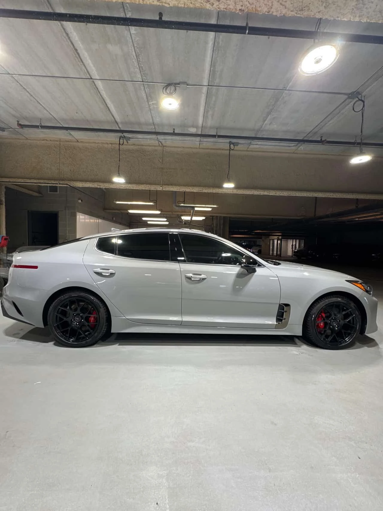 Kia Stinger * 2 КЛЮЧА * BREMBO * H/K * ДИСТРОНИК * ОБДУХВАНЕ, снимка 3 - Автомобили и джипове - 54084766