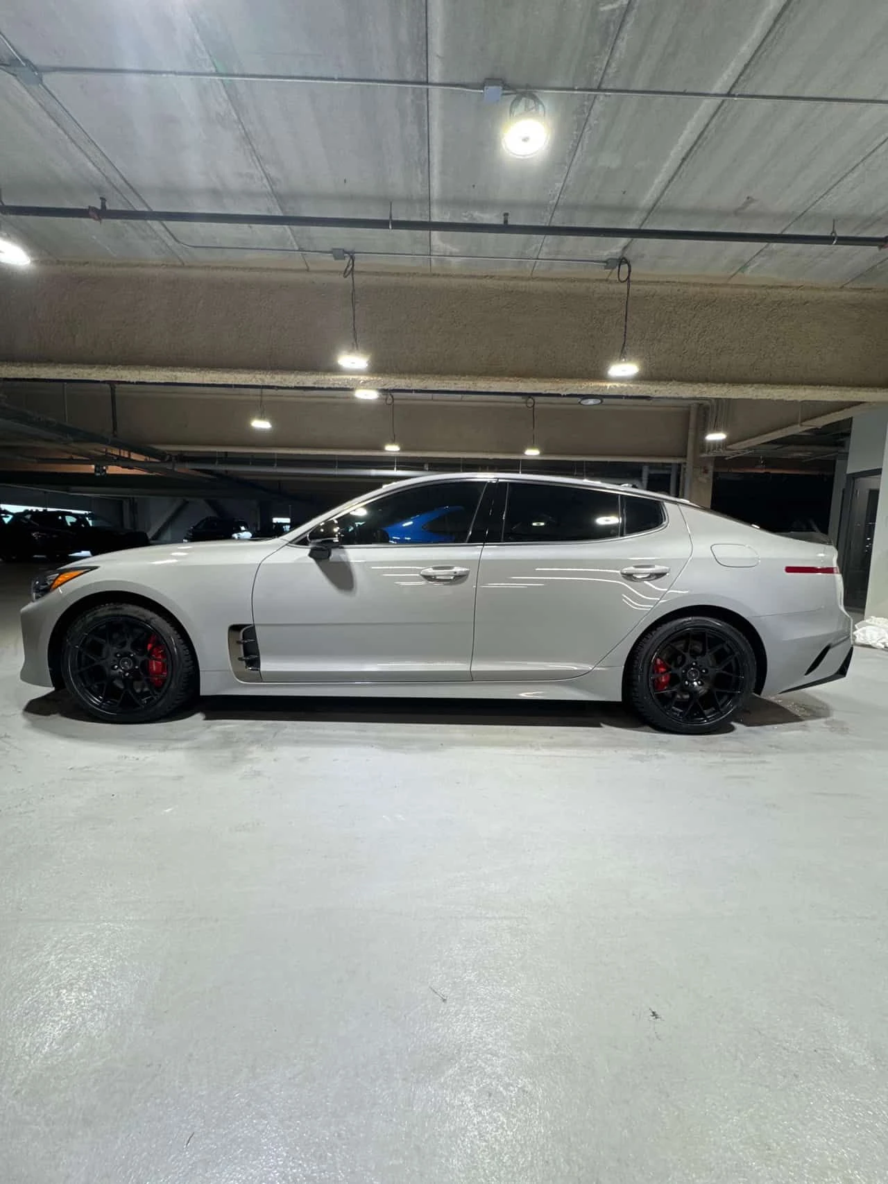 Kia Stinger * 2 КЛЮЧА * BREMBO * H/K * ДИСТРОНИК * ОБДУХВАНЕ, снимка 2 - Автомобили и джипове - 54084766